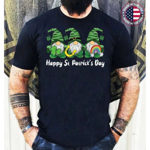 St Patricks Day Gnomes Holing Shamrock Horseshoe Irish Gnome T-Shirt