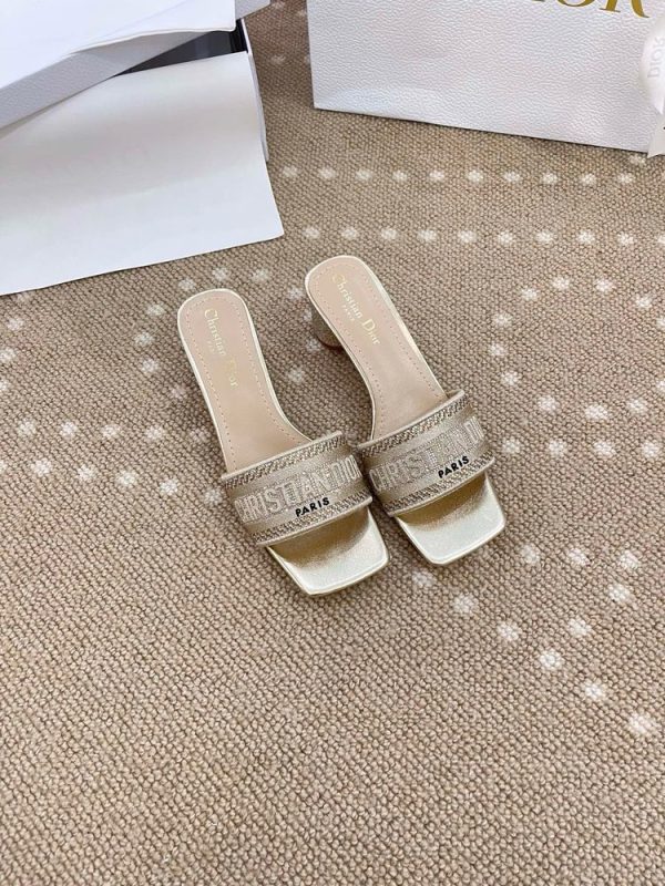 New Arrival Women Slippers 107.1