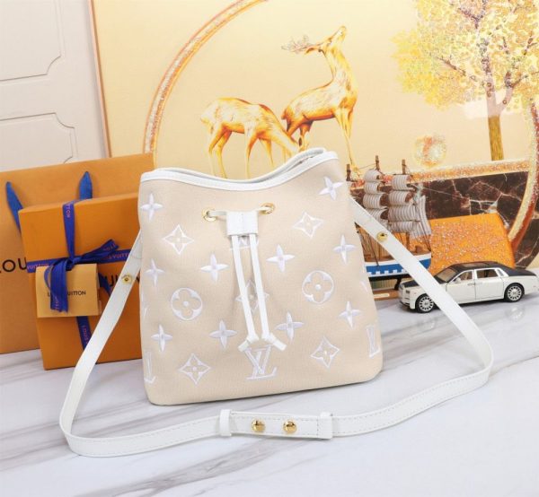 Luxury LV Handbag M23080-M44022